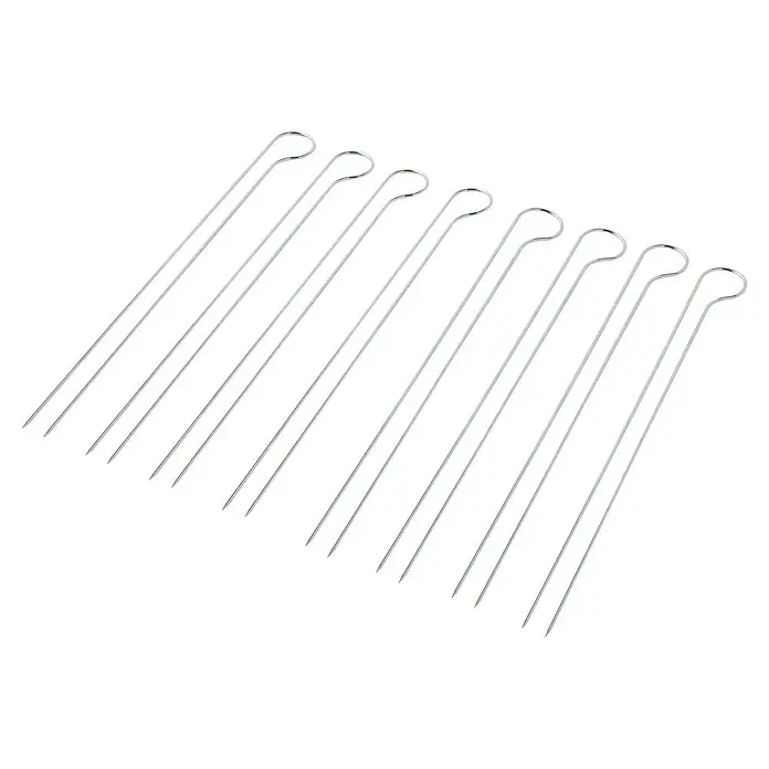 Weber Grillspieß - Länge: 33 cm, 8 Stk. - Nahaufnahme von silberfarbenen Haarnadeln. Die klassischen Haar-Accessoires sind ideal für Hochsteckfrisuren und halten die Haare an Ort und Stelle.