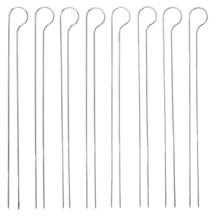 Weber Brocheta para barbacoa - Largo: 33 cm, 8 ud. - Primer plano de diez brochetas de barbacoa de color plata con lazos para girar y quitar fácilmente. Ideal para preparar deliciosos kebabs.