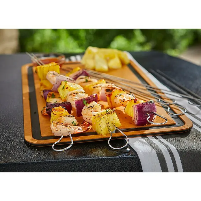 Weber Grillspieß - Länge: 33 cm, 8 Stk. - Gegrillte Spieße mit Ananas, Garnelen und roten Zwiebeln auf einem Holzbrett, eine köstliche und sommerliche Mahlzeit.