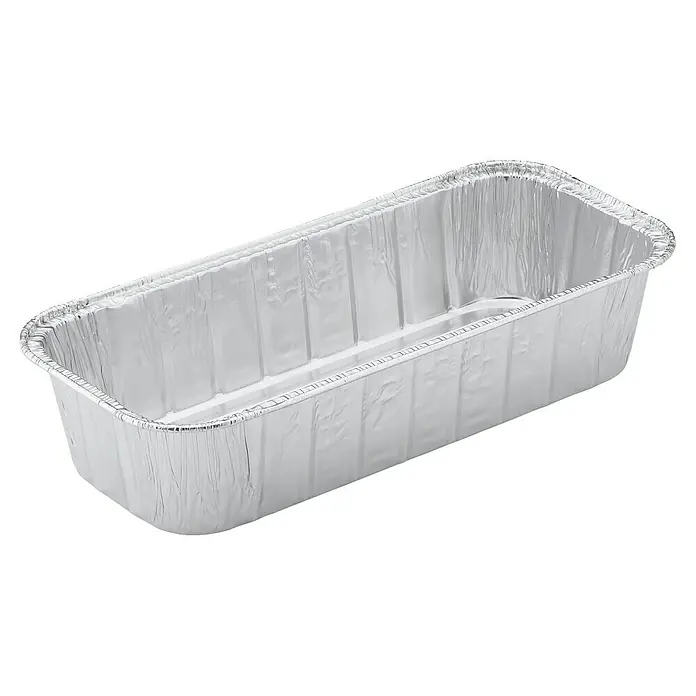 Weber Alu-Tropfschale - L x B x H: 28,2 x 12,7 x 6,4 cm, 10 Stk. - Nahaufnahme einer leeren rechteckigen Aluminium-Auflaufform vor schwarzem Hintergrund, ideal für die Gastronomie.