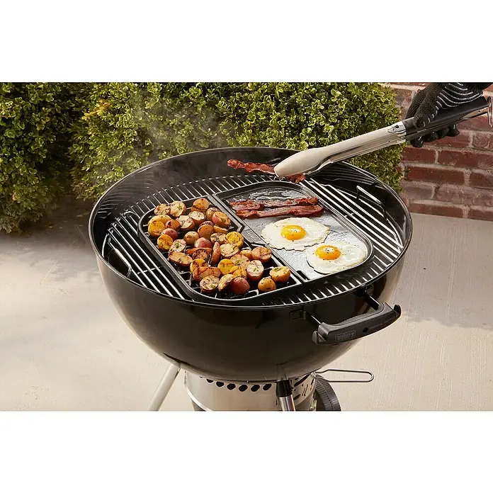 Weber Grillplatte 2in1 - L x B: 36,3 x 35,8 cm, Gusseisen - Weber Grill mit Frühstückszubereitung: Bratkartoffeln, Speck und Spiegeleier werden auf dem Grill zubereitet, eine köstliche Mahlzeit im Freien.