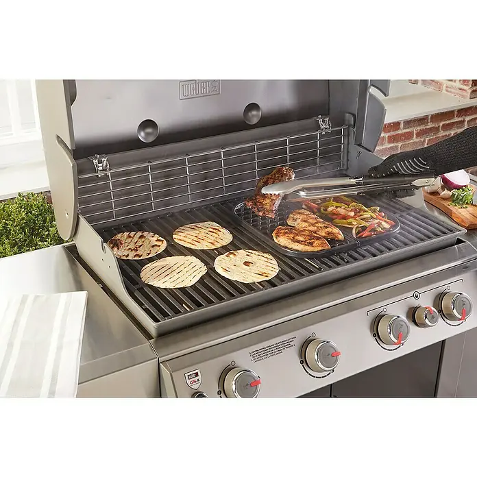 Weber Grillplatte 2in1 - L x B: 36,3 x 35,8 cm, Gusseisen - Der Weber Grill mit Grillgut und Grillbesteck ist bereit für ein gemütliches Barbecue mit Familie und Freunden im Freien.