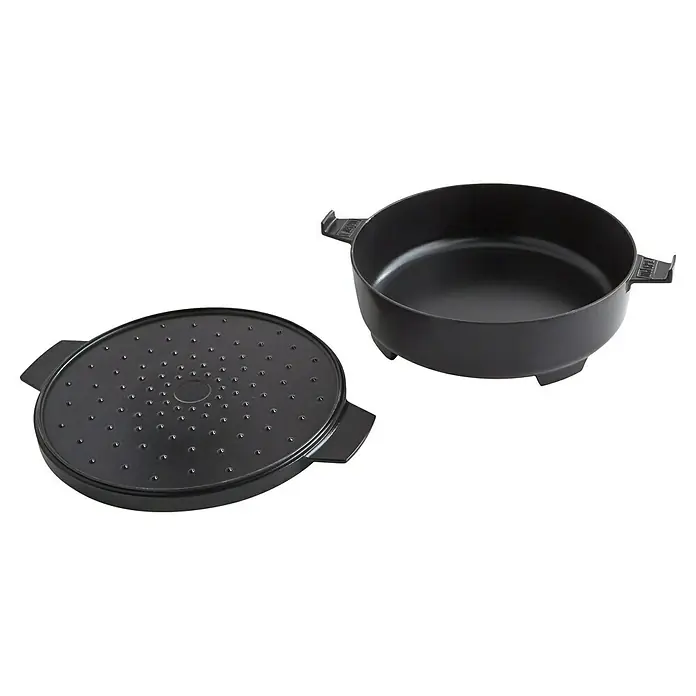 Weber Dutch Oven 2in1 - L x B x H: 33,5 x 42,37 x 12,27 cm, Gusseisen - Das Bild zeigt einen Weber Dutch Oven mit Deckel, ideal zum Kochen im Freien, robust und vielseitig einsetzbar. Perfekt für Camping.