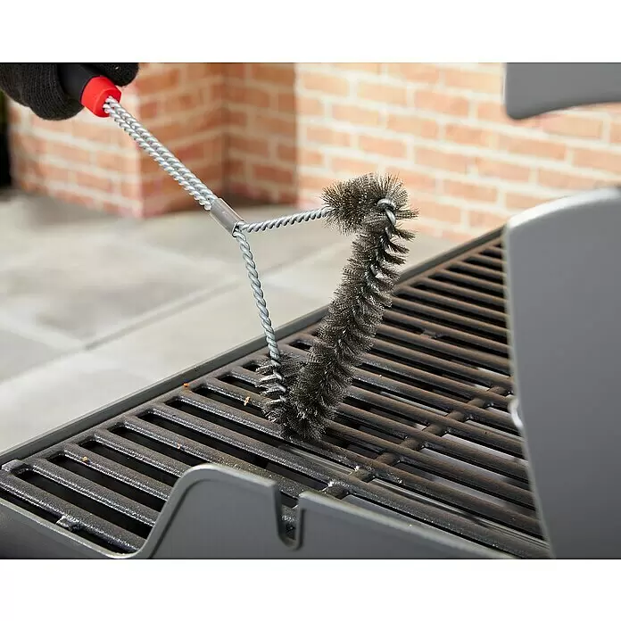 Weber Grillbürste - Länge: 46,3 cm - Metall-Grillbürste mit schwarzem Griff und rotem Akzent reinigt einen schwarzen Grillrost.