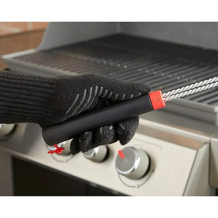 Weber Grillbürste - Länge: 46,3 cm - Ein Grillbürste mit hitzebeständigen Handschuhen, bereit für die Reinigung des Grills.
