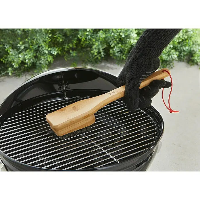 Weber Grillbürste - Länge: 30 cm - Reinigung einer Grillfläche mit einer Grillbürste mit Holzgriff.