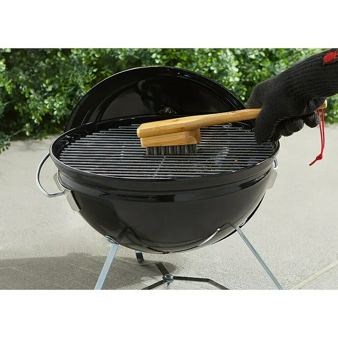 Weber Grillbürste - Länge: 30 cm - Reinigung eines runden Holzkohlegrills mit einer Grillbürste, um ihn für das nächste Grillen vorzubereiten.