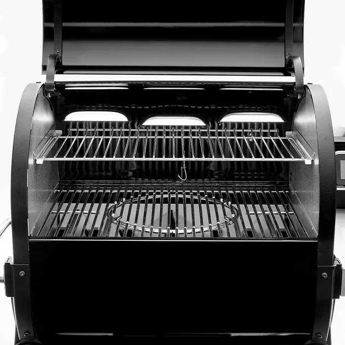 Weber Pelletgrill Smokefire EX4 GBS - Grillfläche (B x T): 61 x 46 cm, Schwarz - Innenansicht eines schwarzen Grills mit zwei Rosten, der zum Grillen im Freien bereit ist.