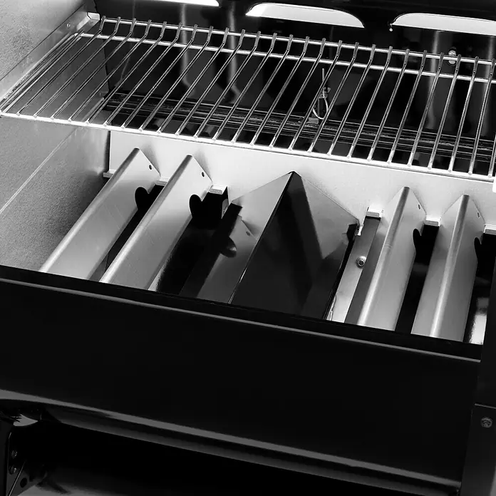 Weber Pelletgrill Smokefire EX4 GBS - Grillfläche (B x T): 61 x 46 cm, Schwarz - Nahaufnahme eines Grills mit Grillrost und Hitzeblechen.