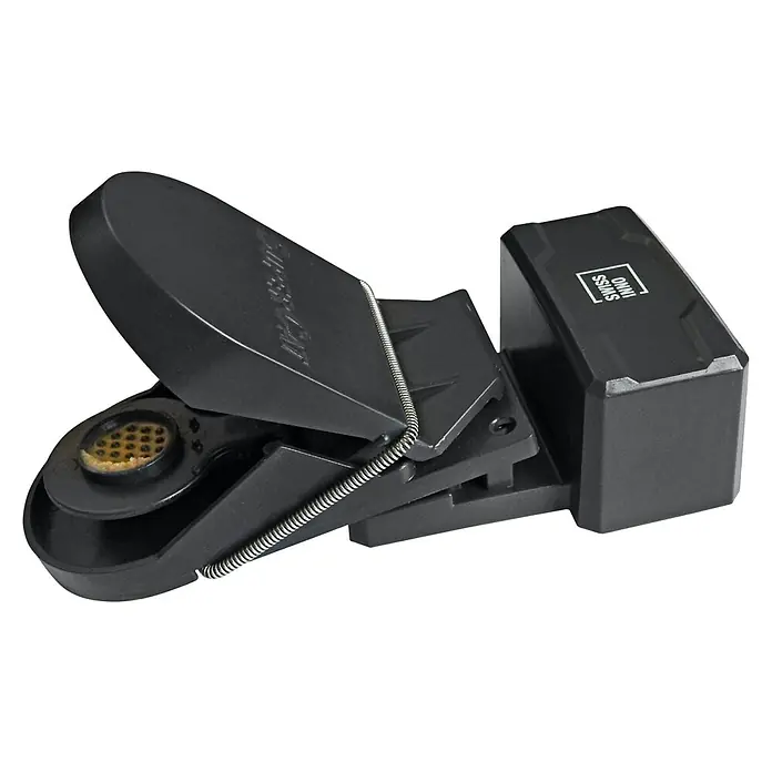 Swissinno Bluetooth-Empfangseinheit Fangalarm Connect SuperCat - Passend für: Swissinno Mause- und Rattenfallen - Eine schwarze Swissinno-Mausefalle ist auf schwarzem Hintergrund zu sehen. Ideal für effektive und hygienische Schädlingsbekämpfung.
