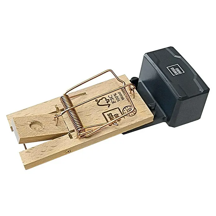 Swissinno Bluetooth-Empfangseinheit Fangalarm Connect SuperCat - Passend für: Swissinno Mause- und Rattenfallen - Eine detailreiche Nahaufnahme einer Swiss Inno Mäusefalle aus Holz mit einem schwarzen Kunststoffteil.