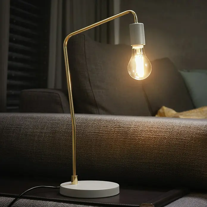 Osram Star LED-Lampe Glühlampenform E27 matt - E27, Nicht Dimmbar, Kaltweiß, 1.055 lm, 7,5 W - Elegante Tischleuchte mit goldenem Gestell, grauem Lampenkopf und warm leuchtender Edison-Glühbirne als stilvolle Akzentbeleuchtung.
