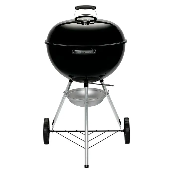 Weber Kugelgrill Original Kettle E-5710 - Durchmesser Grillfläche: 54 cm, Schwarz/Silber - Abbildung eines Weber Holzkohlegrills. Der Grill ist schwarz und hat einen silbernen Unterbau mit Rädern.
