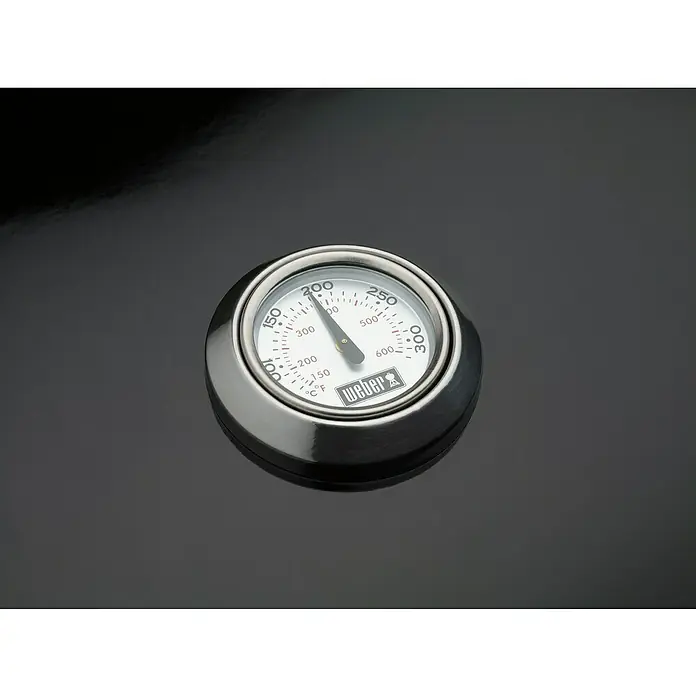Weber Barbacoa de carbón Performer premium GBS 57 - Diámetro de la superficie de la parrilla: 57 cm, Negro - Primer plano del termómetro de la parrilla Weber que muestra la temperatura en Fahrenheit y Celsius, incrustado en una carcasa negra brillante.