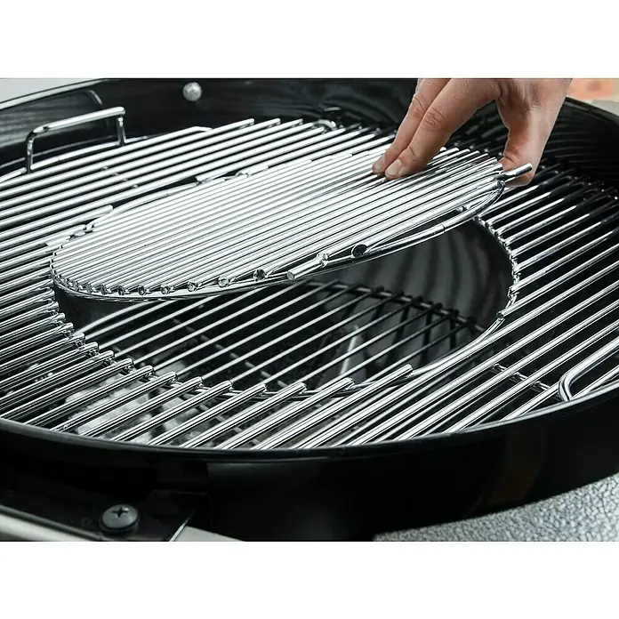 Weber Barbacoa de carbón Performer premium GBS 57 - Diámetro de la superficie de la parrilla: 57 cm, Negro - Primer plano de una parrilla Weber con una rejilla adicional para opciones de asado flexibles.