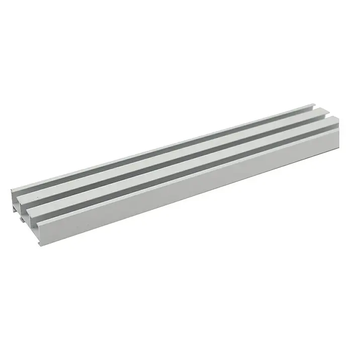 Expo Ambiente Gardinenprofil Smart Set - Anzahl Läufe: 3 Stk., Weiß, 210 cm - Detailaufnahme eines Aluminiumprofils mit drei Rillen, ideal für Konstruktionen und vielseitige Anwendungen im Innen- und Außenbereich.