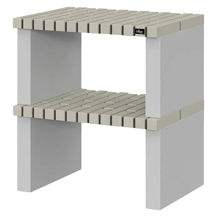 Collippo Barbacoa de obra Alvor con mesa auxiliar y fregadero - An x Pr x Al: 220 x 47 x 224 cm, Superficie parrilla: 64 x 38 cm, Blanco - La imagen muestra una estantería moderna y minimalista de dos niveles en tonos grises y blancos. La estantería tiene una estructura abierta.
