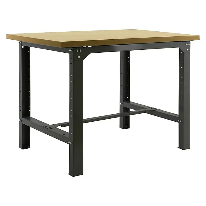 Simonrack Simonwork Werkbank BT6L MDF 1500 - L x B: 75 x 150 cm, Arbeitshöhe: 86,5 cm, Belastbarkeit: 600 kg, Schwarz/Holz - Dieser Artikel zeigt einen robusten Werkstatttisch mit einer hellen Arbeitsplatte und einem stabilen, dunklen Metallrahmen mit Verstrebungen.