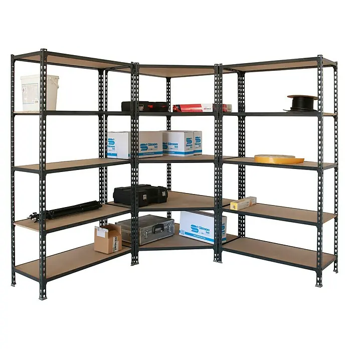 Simonrack Maderclick Eckregale-Set Maderclick Corner - H x B x T: 180 x 180 x 30 cm, Traglast pro Boden: 150 kg, Anzahl Böden: 15 Stk., Stecken, Anthrazitgrau - Metallregal mit mehreren Regalböden, gefüllt mit verschiedenen Gegenständen, vor einem schwarzen Hintergrund.