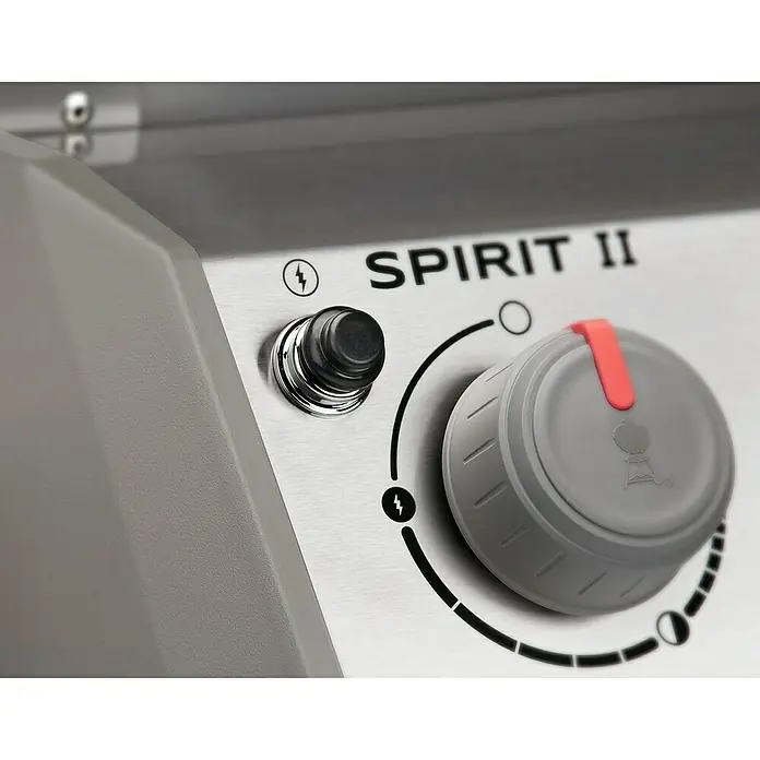 Weber Barbacoa de gas Spirit II E-310 + 7 accesorios - Superficie de la parrilla (An x Pr): 60 x 46 cm, 8,7 kW, Número de quemadores: 3 - Primer plano de una parrilla de gas Weber Spirit II que muestra el botón de encendido y el mando de control de temperatura.