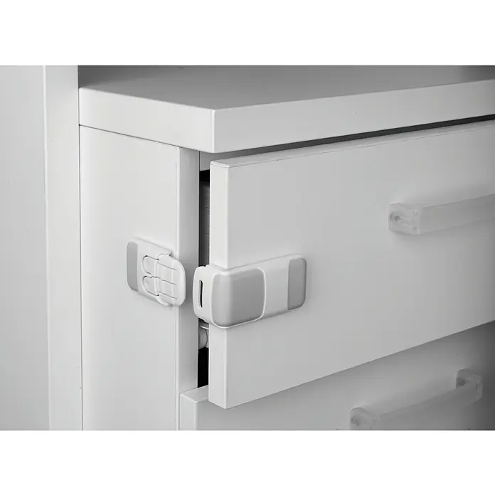 Inofix Cierre para muebles 5103-2- - Blanco/gris, Tipo de montaje: Pegado - Primer plano de un mueble blanco con cierre de cajón, que garantiza que el cajón esté bien cerrado y protege a los niños.