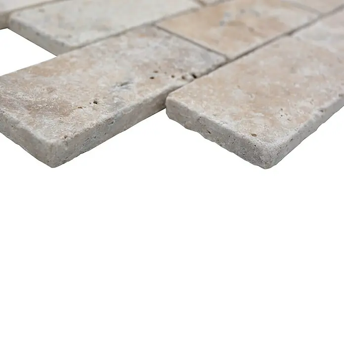 Mosaikfliese Brick Inula Antique XNT 41210 - 30,5 x 30,5 cm, Beige, Matt - Nahaufnahme von Travertin-Mosaikfliesen in einem warmen Farbton, ideal für stilvolle Wand- und Bodengestaltungen.\n