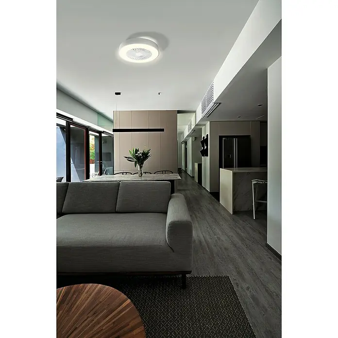 Ledvance Smart+ WiFi Deckenventilator - Grau, 55 cm, 78 W - Innenaufnahme eines Wohnraums mit grauem Sofa, Holztisch und modernem Deckenventilator für eine stilvolle Raumatmosphäre.