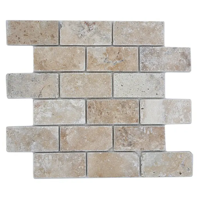 Mosaikfliese Brick Inula Antique XNT 41210 - 30,5 x 30,5 cm, Beige, Matt - Bild einer Natursteinmosaikfliese in beige-braunen Farbtönen, ideal für Wand- und Bodenverkleidungen im Innenbereich. Das Mosaik besteht aus rechteckigen Steinen.