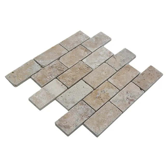 Mosaikfliese Brick Inula Antique XNT 41210 - 30,5 x 30,5 cm, Beige, Matt - Ein quadratisches Mosaikmuster aus Travertin-Ziegeln in Erdtönen, das ein elegantes und natürliches Design für jeden Raum bietet.