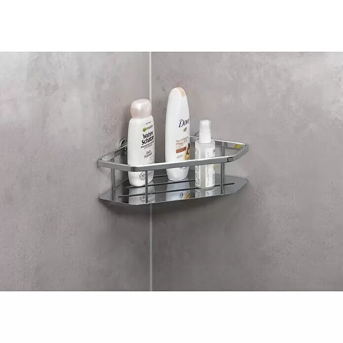 Camargue Duschkorb Raja - 31 x 21,5 x 8 cm, Metall, Chrom - Ein verchromtes Duschregal in der Ecke einer gefliesten Dusche, mit Shampoo- und Conditionerflaschen.