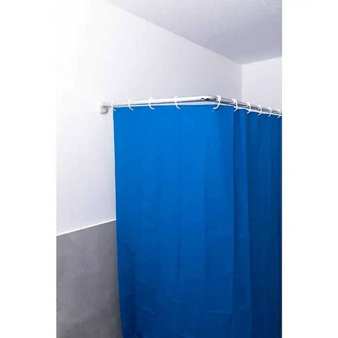 Venus Peva Duschvorhang Aqua - 180 x 200 cm, Blau - Eine blaue Duschvorhang hängt an einer weißen Duschstange mit weißen Ringen in einem Badezimmer.