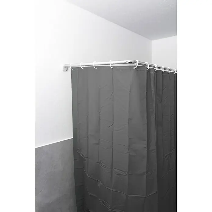 Venus Peva Duschvorhang Cool Grey - 180 x 200 cm, Grau - Eine graue Duschvorhangstange mit einem grauen Duschvorhang, der an weißen Ringen hängt und eine saubere und moderne Badezimmerästhetik bietet.
