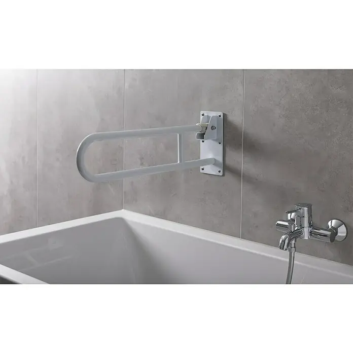 careosan WC-Aufstehbügel - Länge: 60 cm, Belastbarkeit: 100 kg, Klappbar, Weiß - Ein weißer, klappbarer Haltegriff ist an einer gefliesten Badezimmerwand neben einer weißen Badewanne montiert, ideal für mehr Sicherheit.