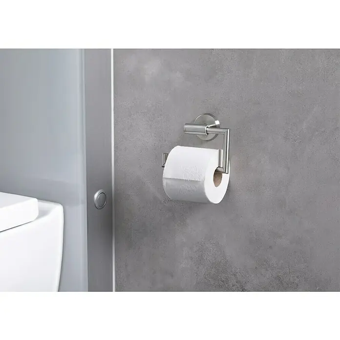 Camargue Paris Toilettenpapierhalter - Ohne Deckel, Edelstahl, Gebürstet - Nahaufnahme eines modernen Toilettenpapierhalters aus Edelstahl mit einer neuen Rolle Toilettenpapier an einer grauen Badezimmerwand.