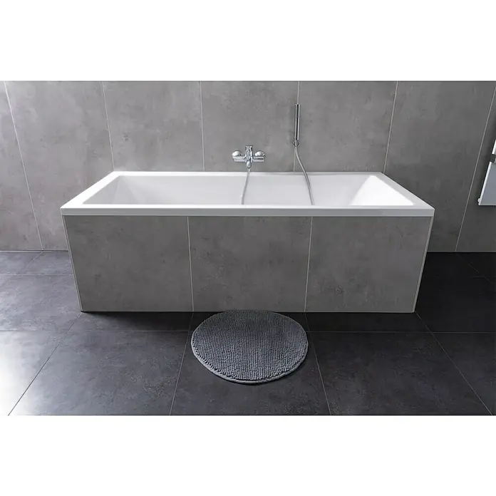 Camargue Badteppich Zottelino - 55 x 55 cm, Grau, 100% Polyester - Modernes Badezimmer mit rechteckiger Badewanne in Weiß und Grau und einem runden, grauen Badvorleger auf dunklem Fliesenboden.