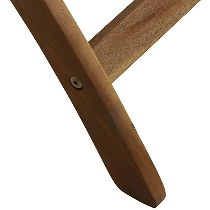 Siena Garden GartentischL x B x H: 110 x 70 x 74,5 cm, Akazie, Natur, Klappbar - Nahaufnahme eines Holzstuhls mit Fokus auf Details wie Maserung und Schrauben.