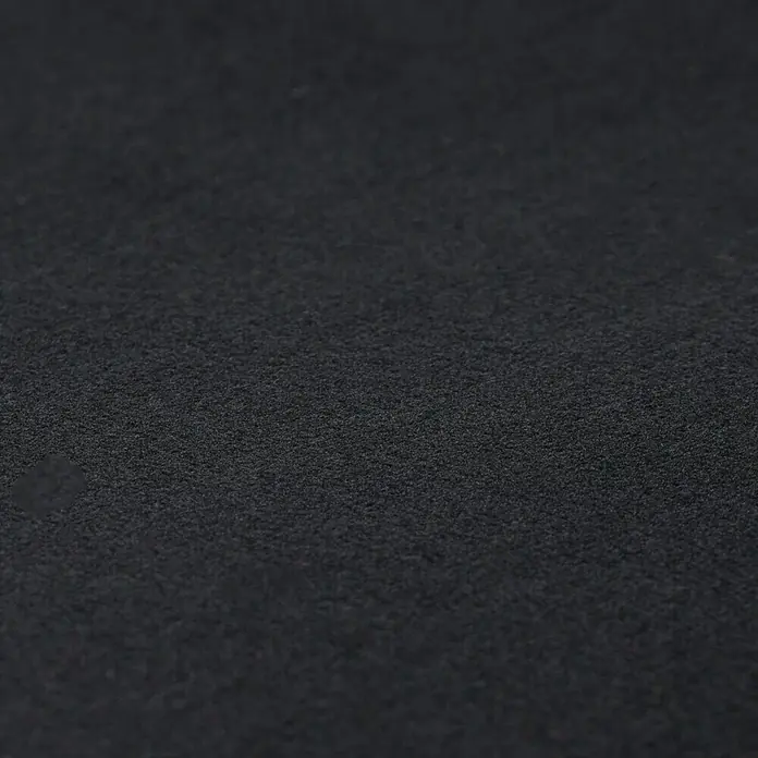 Fllow Wandpolster Velvet - Schwarz, L x B: 60 x 30 cm - Nahaufnahme einer schwarzen Textur, die sich ideal als Hintergrund für verschiedene Designprojekte eignet. Die subtile Tiefe macht sie vielseitig.