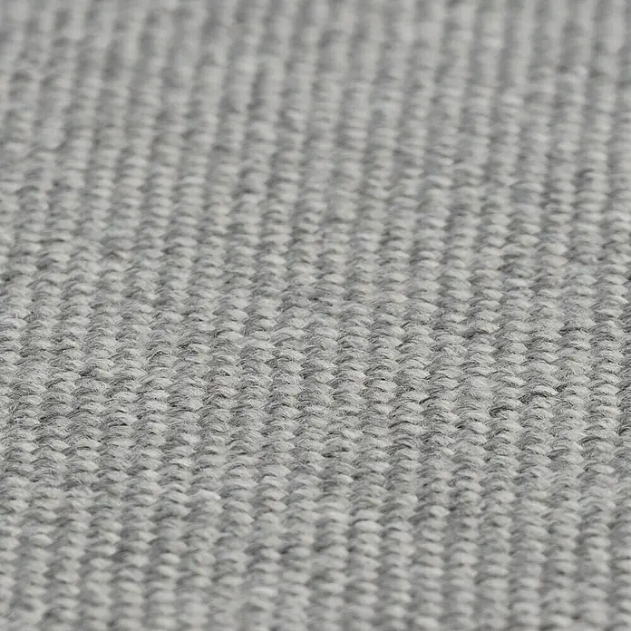 Fllow Wandpolster-Set Inari A2 - 300 x 120 cm, Grau - Nahaufnahme eines grauen Textilgewebes, das eine dichte und feine Struktur zeigt, ideal für vielfältige Anwendungen und Textilprojekte.