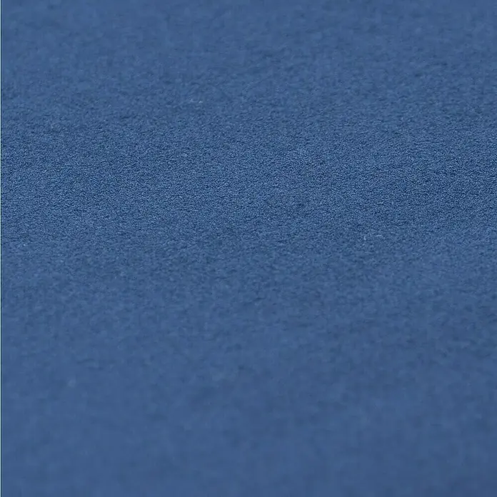 Fllow Wandpolster-Set Velvet A4 - 270 x 180 cm, Blau - Nahaufnahme einer strukturierten, marineblauen Oberfläche, ideal für Hintergründe oder Texturen.