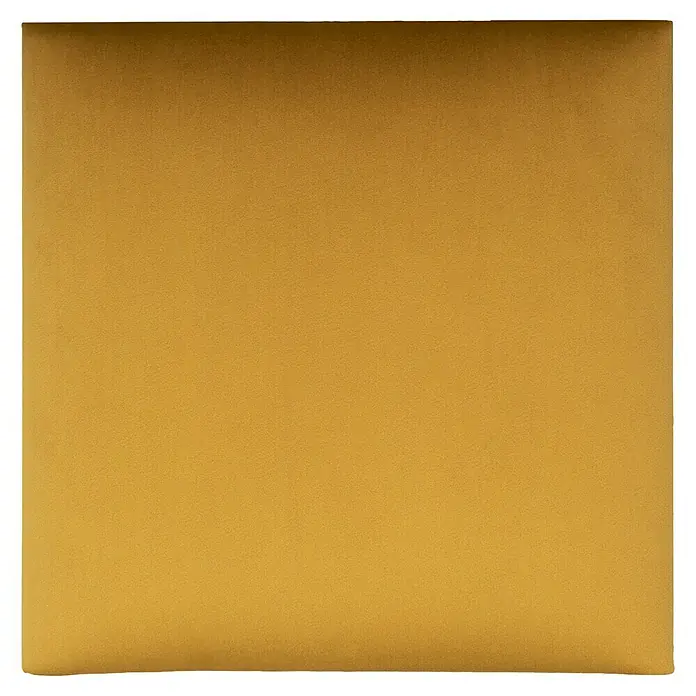 Fllow Wandpolster-Set Velvet A4 - 270 x 180 cm, Ocker - Nahaufnahme einer quadratischen, ockerfarbenen Stoffprobe mit subtiler Textur und gleichmäßiger Beleuchtung.
