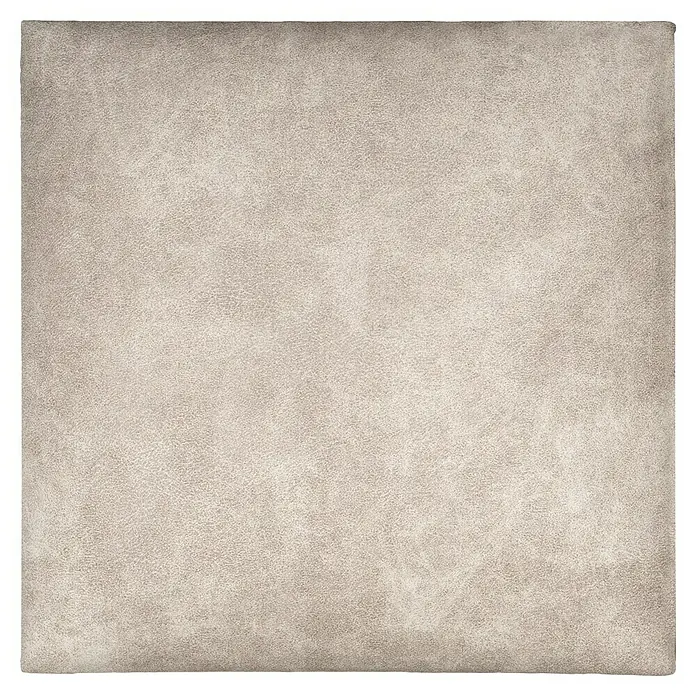 Fllow Wandpolster Preston - Beige, 30 x 30 cm - Nahaufnahme einer quadratischen hellgrauen Betonfliese mit dezenter Textur und leicht abgenutztem Aussehen, ideal für moderne Innenräume.