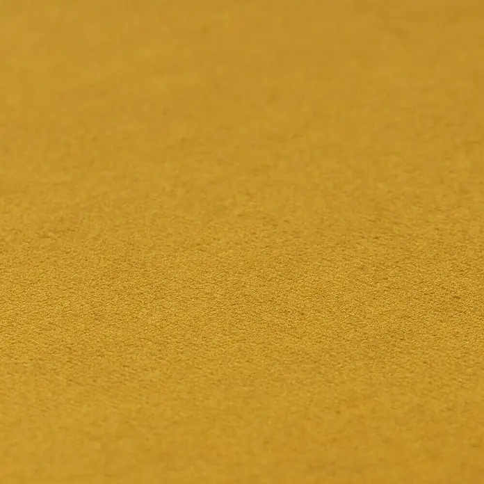 Fllow Wandpolster-Set Velvet A3 - 300 x 120 cm, Ocker - Nahaufnahme von strukturiertem, goldenem Stoff, ideal für Texturen und Hintergründe. Die warme Farbe und feine Detailgenauigkeit machen es vielseitig.