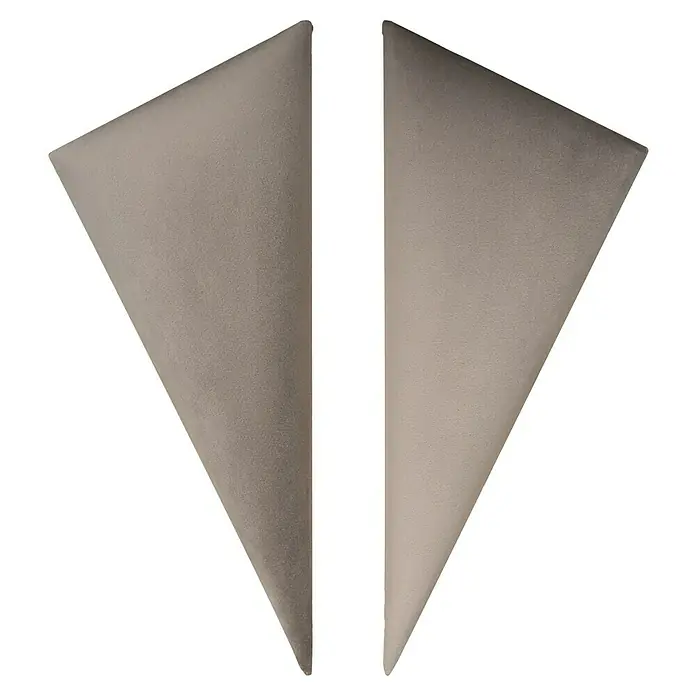 Fllow Wandpolster-Set Velvet C2 - 240 x 120 cm, Taupe - Dieses Bild zeigt zwei dreieckige Akustikplatten in einer neutralen Farbe, ideal zur Schallabsorption und Verbesserung der Raumakustik.
