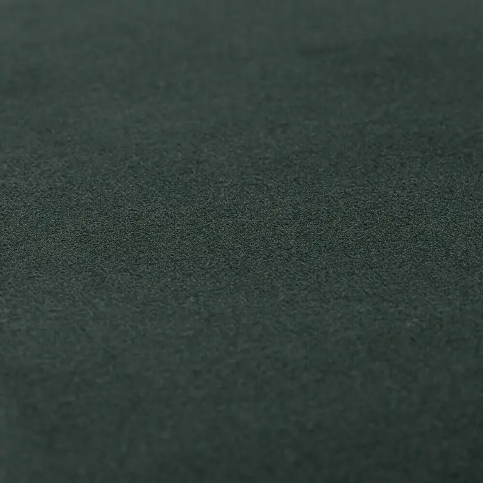 Fllow Wandpolster-Set Velvet A3 - 300 x 120 cm, Grün - Nahaufnahme eines strukturierten, dunkelgrünen Teppichs, der eine subtile, aber elegante Textur für Bodenbeläge oder Dekor bietet.