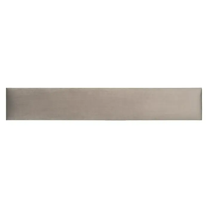Fllow Wandpolster Velvet - Taupe, L x B: 90 x 15 cm - Diese Aufnahme zeigt eine nahaufnahme einer hellgrauen Wand, die sich ideal als minimalistischer Hintergrund eignet, um Produkte hervorzuheben.