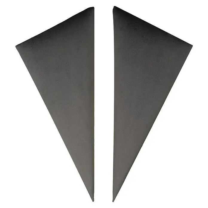 Fllow Wandpolster-Set Velvet C2 - 240 x 120 cm, Anthrazit - Bild von zwei grauen, dreieckigen Akustikplatten mit einer dunklen Textur vor einem schwarzen Hintergrund. Schallabsorbierende Designelemente.