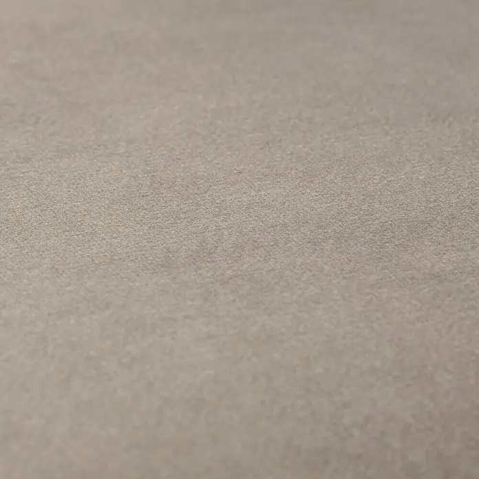 Fllow Wandpolster Velvet - Taupe, 45 x 30 cm, Ausführungseigenschaft: Links - Nahaufnahme eines strukturierten, beigefarbenen Untergrunds, ideal für Hintergründe oder Texturen in Grafikdesign und Fotografie.