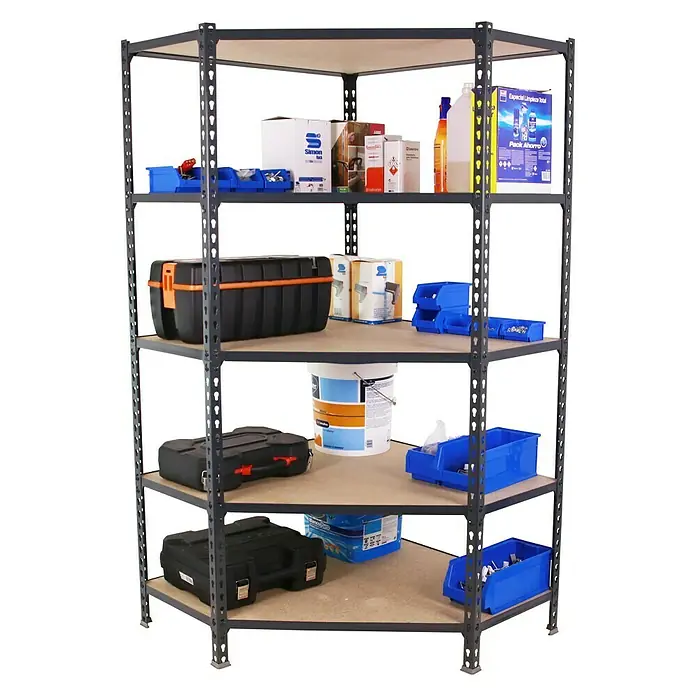 Simonrack Maderclick Abschlussregal Maderclick Corner - H x B x T: 180 x 90 x 50 cm, Traglast pro Boden: 200 kg, Anzahl Böden: 5 Stk., Stecken, Anthrazitgrau - Dieses Bild zeigt ein Regal mit fünf Ebenen, das mit verschiedenen Gegenständen wie Werkzeugkästen und Reinigungsmitteln gefüllt ist.