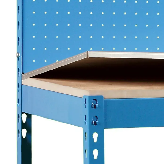 Simonrack Simonwork Encimera BT - L x An: 75 x 120 cm, Acero, Específico para: Encimera del banco de trabajo Simonrack - Primer plano de un estante de banco de trabajo azul con panel perforado y encimera de madera, ideal para talleres y salas de ocio.