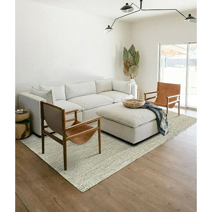 Alfombra de yute Córdoba - Blanco, 170 x 120 cm, 100% yute - Una sala de estar acogedora con una alfombra de colores claros que une el sofá y los sillones, creando un ambiente relajante.
